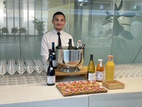 Maître d'hôtel, prêt à servir les boissons