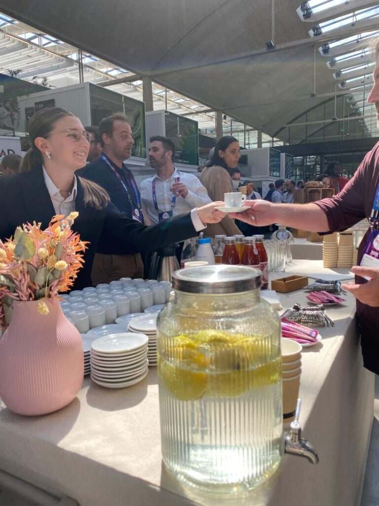 Personnel accessible et professionnel pour le service à Paris